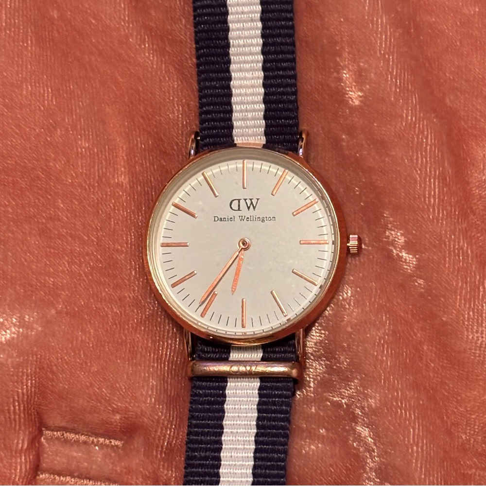 Daniel Wellington rose gold face watch with navy & white strap